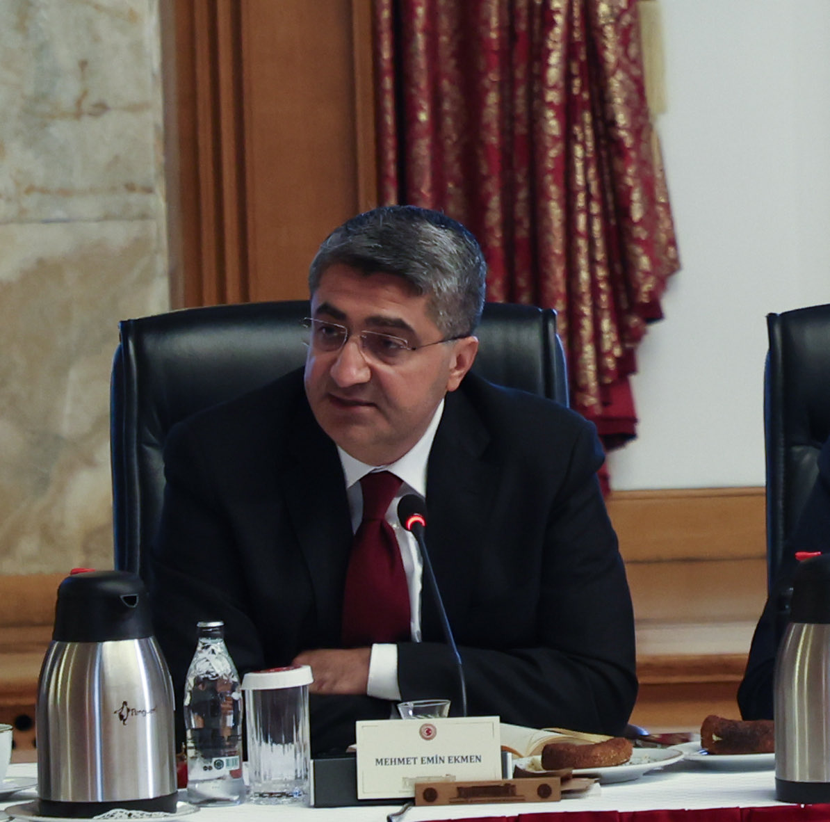 Millî Dayanışma, Kardeşlik ve Demokrasi Komisyonumuzun 16. oturumunu gerçekleştirdik.

Dinlemeler tamamlandı, artık sona yaklaşıyoruz. 

Sunumları için Bakanlarımıza teşekkür ediyoruz:

📌 Dışişleri Bakanı Sayın Hakan Fidan
📌 Adalet Bakanı Sayın Yılmaz Tunç

Sn. Bakanlar