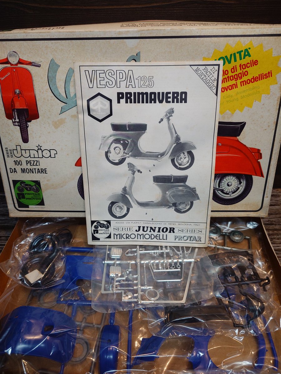 yasuoSu70339660's tweet photo. PROTAR  SCALA 1:9
JUNIOR SERIES
VESPA 125
40年以上前のキット
さすがに箱はヨレヨレでシミだらけ。
モールド色が青いのは、嫌がらせか。

#プロターバイク模型
＃PROTAR https://t.co/CArXbzD8HR