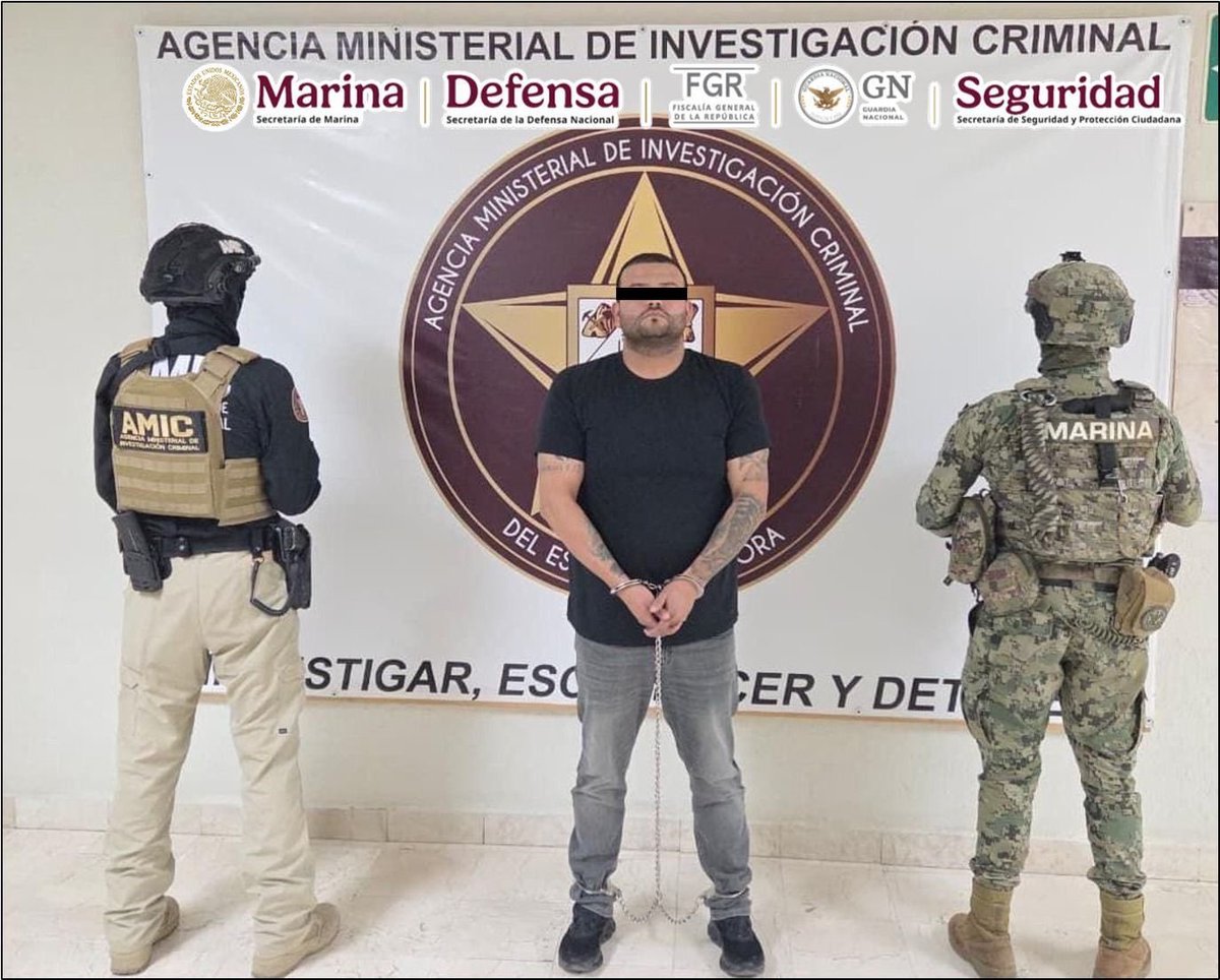 MXReferencia's tweet photo. #Seguridad 

El titular de la @SSPCMexico, Omar García Harfuch (@OHarfuch), informó este 30 de octubre que en Nogales, #Sonora, fue detenido Martín Jesús "N", alias "Tomate", quien fue identificado como integrante del grupo delictivo "Los Gigios" y era objetivo prioritario en la entidad. De acuerdo con el secretario, el imputado está vinculado a delitos contra la salud, secuestro y cuenta con una orden de aprehensión por delitos de delincuencia organizada.