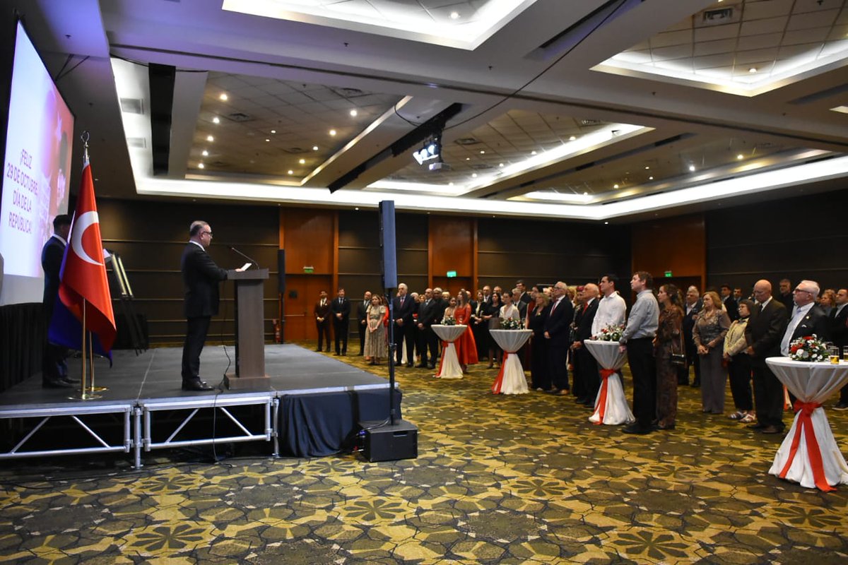 AngieDuartePy's tweet image. 🇹🇷🤝🇵🇾 Agradezco al Embajador de Türkiye @TC_AsuncionBE  Yavuz Kül, por el permanente apoyo al turismo paraguayo.
En el marco del 102º aniversario de la República de Türkiye, celebramos juntos los avances en cooperación:
🚌 Proyecto de paradas turísticas en las Misiones de…