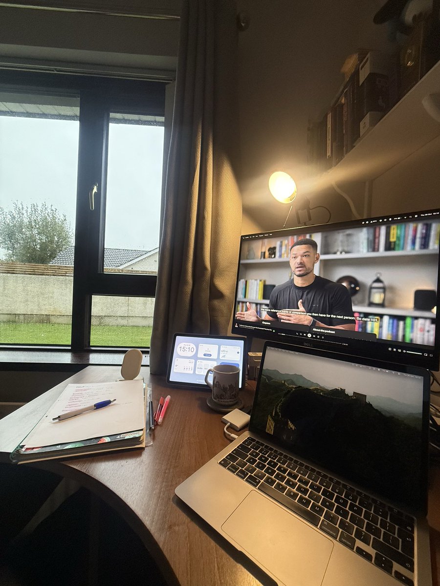 Geilysmc's tweet image. Hoy mi plan es simple: café, audífonos y nuevas palabras en inglés ☕🎧
¿Adivinas qué podcast estoy escuchando? 💭

#ingles