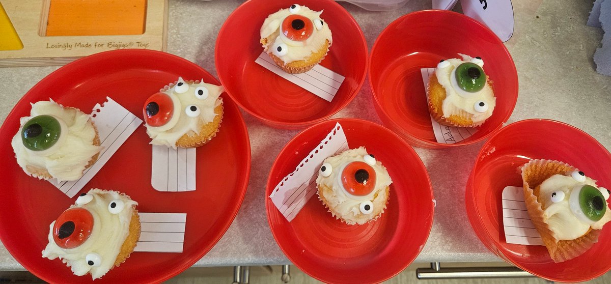 We decorated spooky cakes for Halloween today 🤪 👻  First we spread the frosting, then we added the eyes 👀 We ate them for snack 😋
