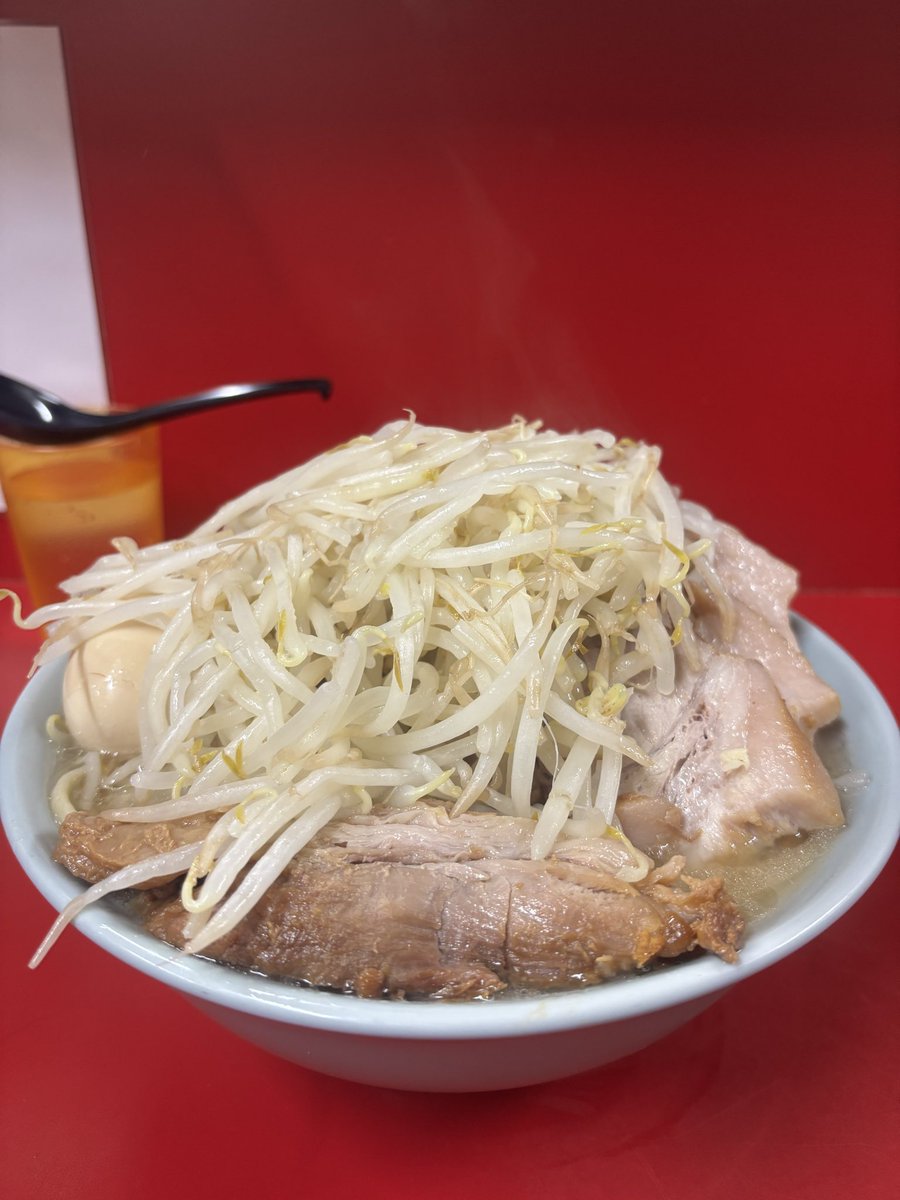 maia0117's tweet photo. お昼にカウンターで女子一人で二郎黙々と食べてたら隣のおっさんにガン見されたでござる https://t.co/ujFgcNeumm