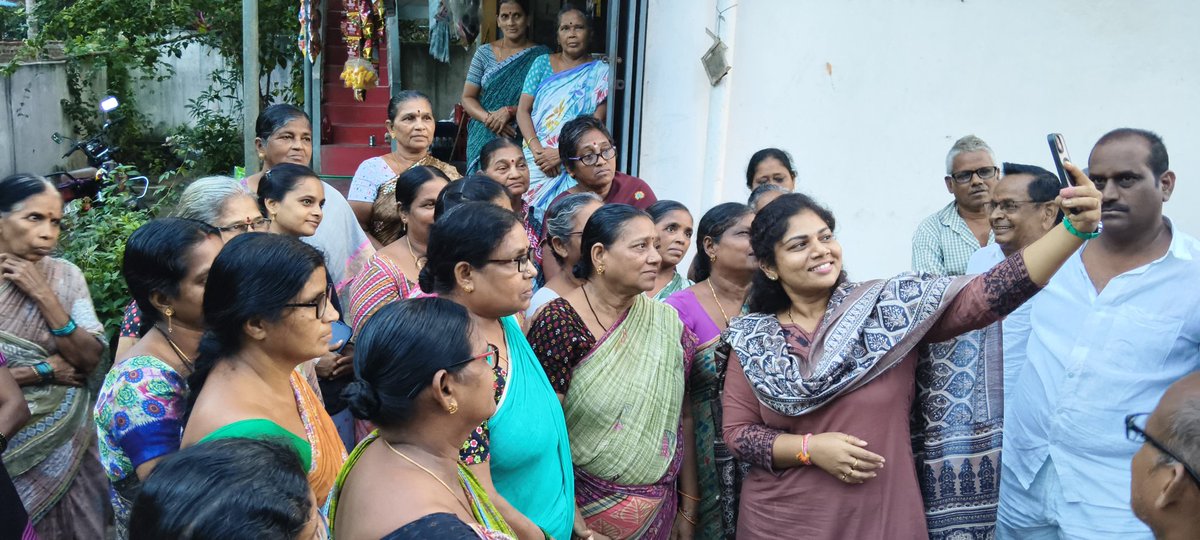 RazoleTDPsai's tweet photo. మొంథా తుఫాను ప్రభావంతో ఇబ్బంది పడుతున్న నేతన్నల కుటుంబాలను పరామర్శించిన టిడిపి ఇన్చార్జ్ శ్రీమతి గొల్లపల్లి అమూల్య గారు
#amulyagollapalli #tdpinchargerazole #gollapalliamulyatdpincharge #iTDPforTDP #tdpjai #tdpincharge #tdpforever #IdhiManchiPrabhutvam #Razole #AndhraPradesh https://t.co/9lfu1UBCXe