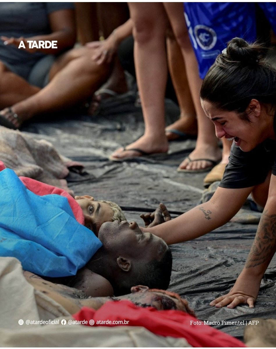 Sim, eles produzem uma foto para fazer o público se comover com bandidos CRUÉIS mortos em CONFRONTO - e a cereja do bolo: focaram no negro morto (provavelmente um dos poucos negros ali, a maioria era pardo e tinha mto branco tbm!), com o ângulo perfeito para reforçar a narrativa