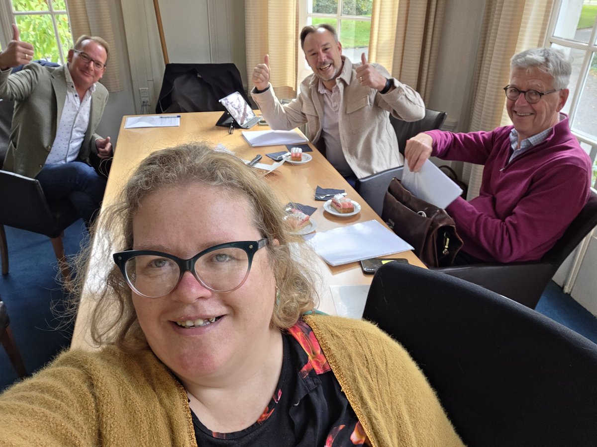 Mijn dag begon met taart 🎂

Wat een fantastische uitslag voor D66; landelijk en lokaal.  Positieve krachten vieren feest en gaan intussen verder bouwen. Vóór een betere samenleving.  

Het kan wél 💚

(Dat het een kort nachtje was is wel te zien 🤪)

#D66 #feest #democratie