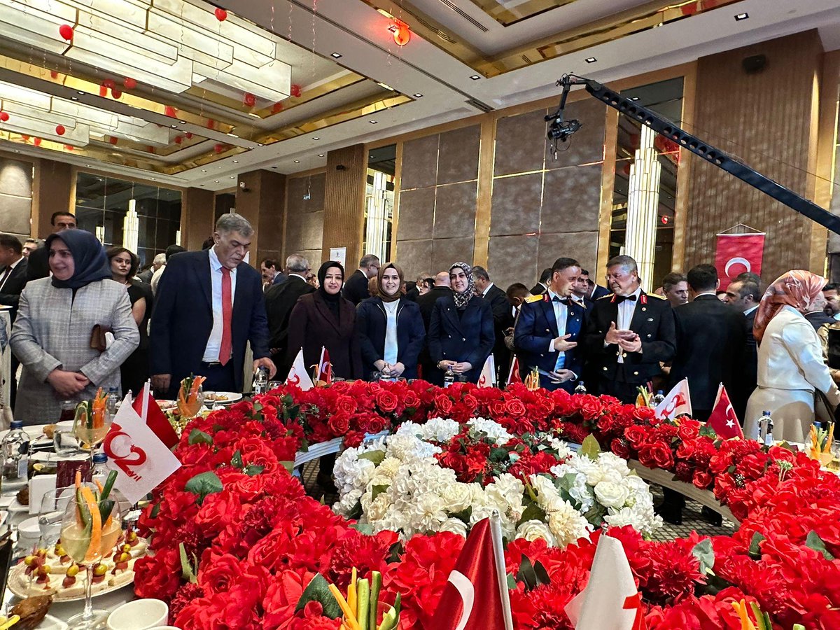 📍 29 Ekim Cumhuriyet Bayramı Resepsiyonu | Diyarbakır
Cumhuriyetimizin 102. yılı kutlamaları kapsamında, Valimiz Sn. <a href="/vali_zorluoglu/">Murat Zorluoğlu</a> ‘nun ev sahipliğinde düzenlenen Cumhuriyet Bayramı Resepsiyonu’na; İl Kadın Kolları Başkanımız Sn. <a href="/mervenurseyit/">Ecz.Mervenur Seyit Beşe</a> ve teşkilatımız katılım sağladı.