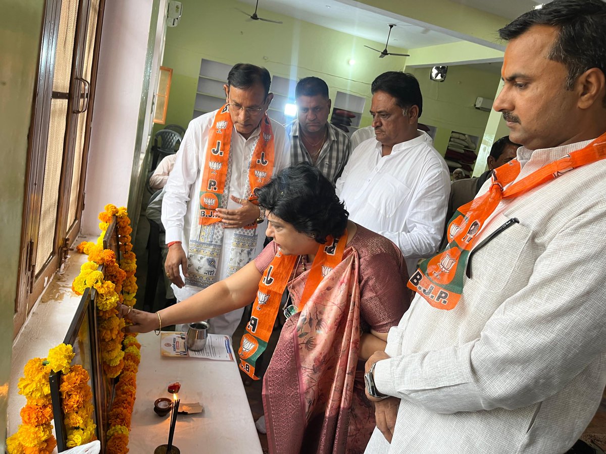 alka_gurjar's tweet image. 📍 निवाई (टोंक) 

निवाई विधानसभा क्षेत्र के आत्मनिर्भर भारत अभियान समारोह में आज बतौर मुख्य वक्ता के रूप में सम्मिलित हुई। 2047 तक विकसित भारत के संकल्प के लिए स्वदेशी को अपनाना और भारत को आत्मनिर्भर बनाना आवश्यक है। 

इस अवसर पर विधायक श्री रामसहाय वर्मा जी, आत्मनिर्भर अभियान…