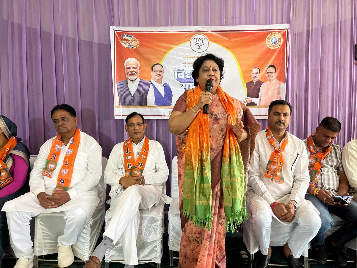 alka_gurjar's tweet image. 📍 निवाई (टोंक) 

निवाई विधानसभा क्षेत्र के आत्मनिर्भर भारत अभियान समारोह में आज बतौर मुख्य वक्ता के रूप में सम्मिलित हुई। 2047 तक विकसित भारत के संकल्प के लिए स्वदेशी को अपनाना और भारत को आत्मनिर्भर बनाना आवश्यक है। 

इस अवसर पर विधायक श्री रामसहाय वर्मा जी, आत्मनिर्भर अभियान…