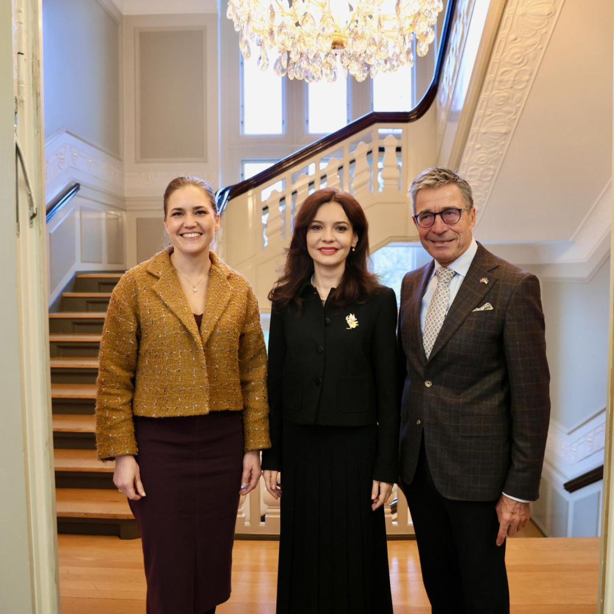 Great to welcome Ministers <a href="/marie_bjerre/">Marie Bjerre</a> and <a href="/elisaspiropali/">Elisa Spiropali</a> to <a href="/rasmussenglobal/">Rasmussen Global</a> to discuss Albania’s path to the EU.
 
Enlargement is a geopolitical imperative for Europe. 

And it will make our alliance of democracies stronger. 🇦🇱 🇩🇰