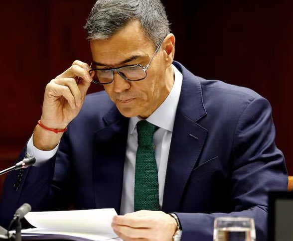 oscar_puente_'s tweet image. À la izquierda 300 mauros(dicen) invertidos divinamente. Resultado, un look aún mejor y los fachas bailando un mes. 
A la derecha, pasta indeterminada en retoques que te dejan peor que estabas. 
Superioridad política, ética y estética.