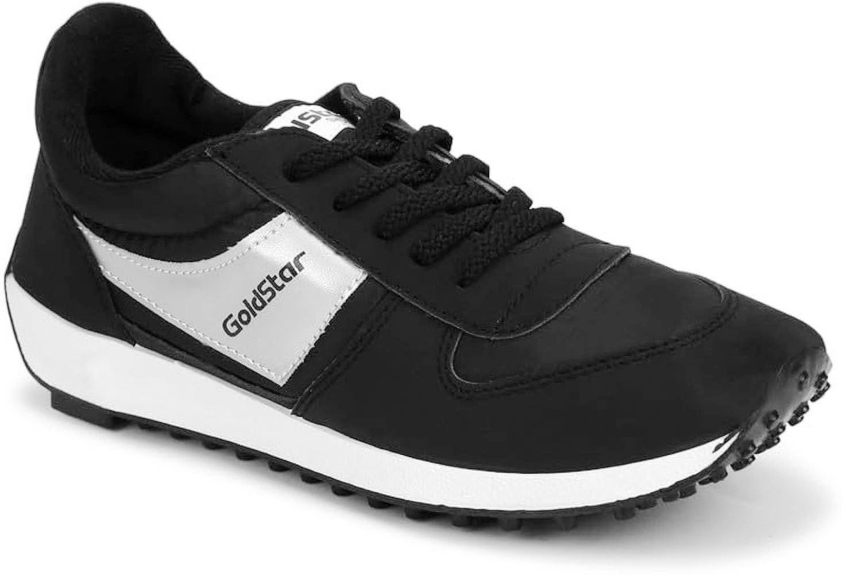 Goldstar वही जूता है,जिसने लाखों नौजवानों की रेस को उड़ान दिया आज के समय में बहुत से नौजवानों की,आर्मी,पुलिस,वग़ैरह विभाग में दौड़ निकलवा दिया,
गरीब परिवार के लिए 235₹ का यह जूता हम जैसे मिडिल क्लास वालों के लिए किसी, Woodland,Red chief,Puma,Nike,से कम नहीं था
कितने लोग पहने है