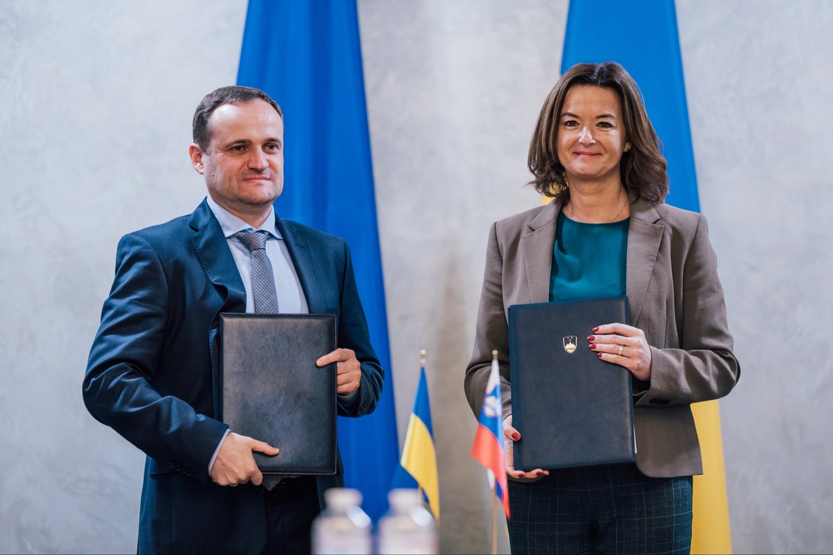 MFEA <a href="/tfajon/">Tanja Fajon</a> and Deputy PM for Restoration of 🇺🇦 <a href="/OleksiiKuleba/">Oleksii Kuleba</a> signed a Memorandum on Technical Assistance from 🇸🇮 to Ukraine (@mkrrsi 🤝 <a href="/MinForUADev/">Ministry for Development</a>).

We support the exchange of knowledge, experience, and best practices in implementing reforms and aligning with 🇪🇺 standards