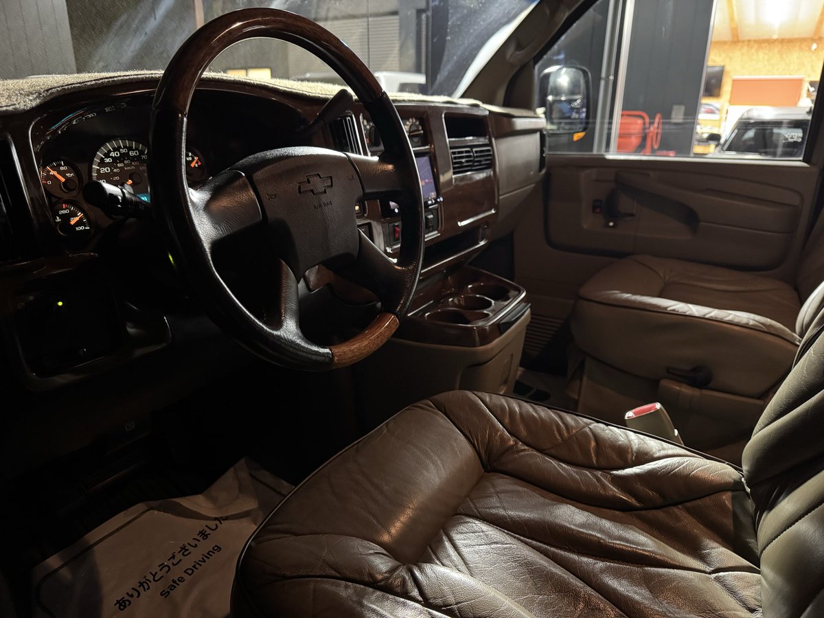 KsBASE1's tweet photo. シボレーエクスプレス　ご納車させていただきました😊
・コンプ���ッサー及びラジエーター新品
・パワステポンプ新品
・パワーウインドウ修理
・ヘッドライト、ウインカー、テールランプ、
　ハイマウント、灯火系LED化
・フロントグリル、バンパー、リアバンパー
　バンパーカバーラプタライナー https://t.co/NERKi4vFq6
