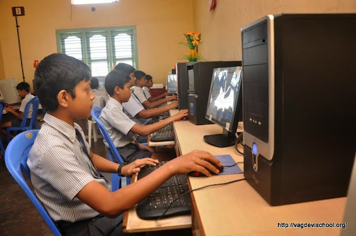 apnipathshala_'s tweet image. Thanks to our Super 100 program, BMC school students now have the chance to build their future with the best digital tools. Education is power.

visit: apnipathshala.org
#Super100 #DigitalEducation #FutureOfEducation
