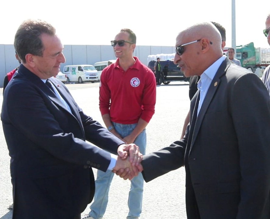 علي مدى يومين،، رافقت السفير الفرنسي إيريك شوفالييه في جولته بشمال سيناء وتفقدنا معبر رفح البري ومخازن المساعدات الإنسانية ومستشفي العريش،، ودار نقاش فعال حول المراحل القادمه لإحلال السلام .. شكرا فرنسا .. وتحيا مصر