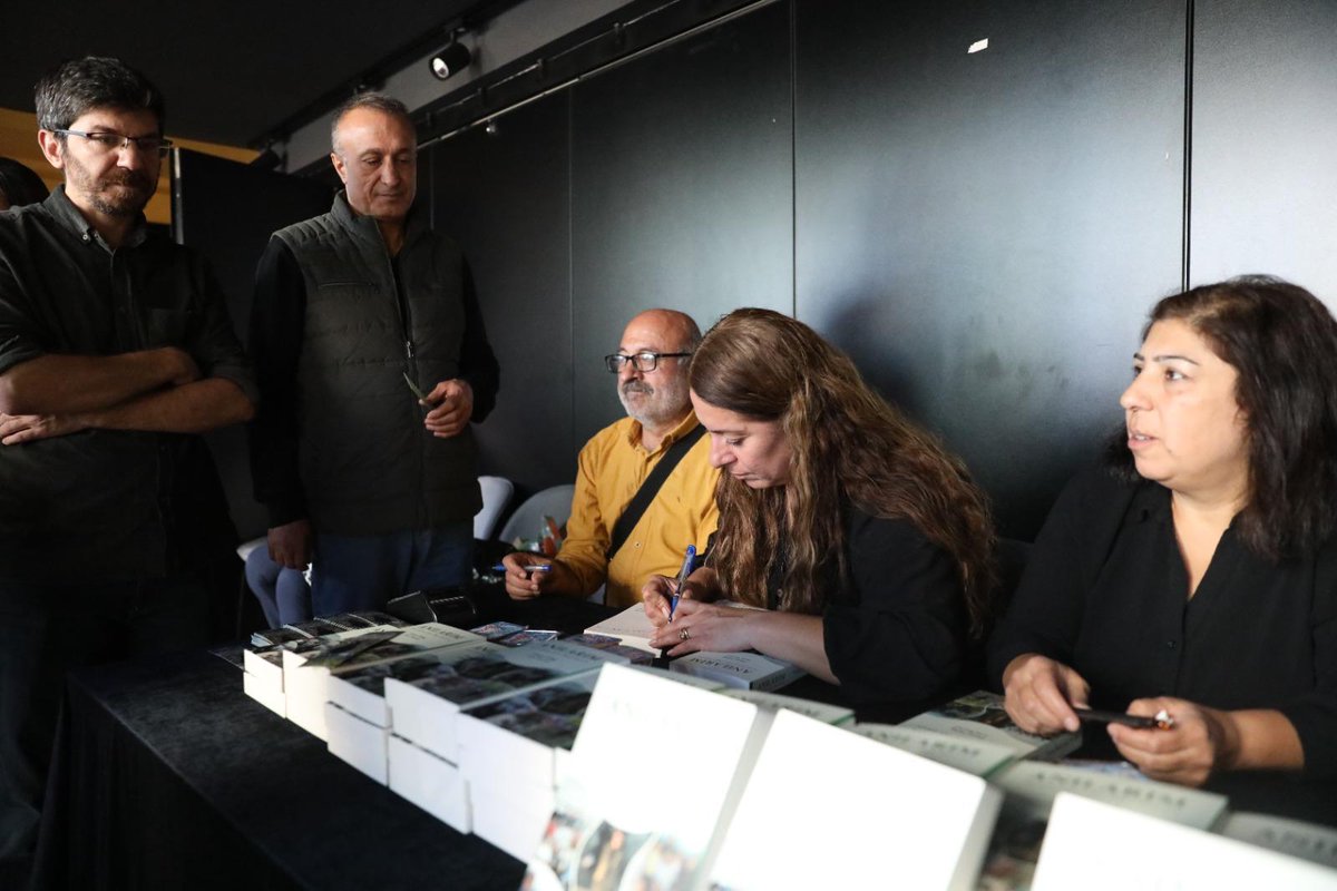 📖 Osman Akdağ, Eserleri ve Anılarıyla Anıldı

🕯️ 30 Ekim 2020’de yaşamını yitiren Osman Akdağ, Amed Şehir Tiyatrosu’nda düzenlenen programla anıldı.

👥 Anma etkinliğine Eşbaşkanlar Safiye Akdağ ve Mehmet Ergün, DBP Eş Genel Başkanı Keskin Bayındır, Büyükşehir Belediyesi