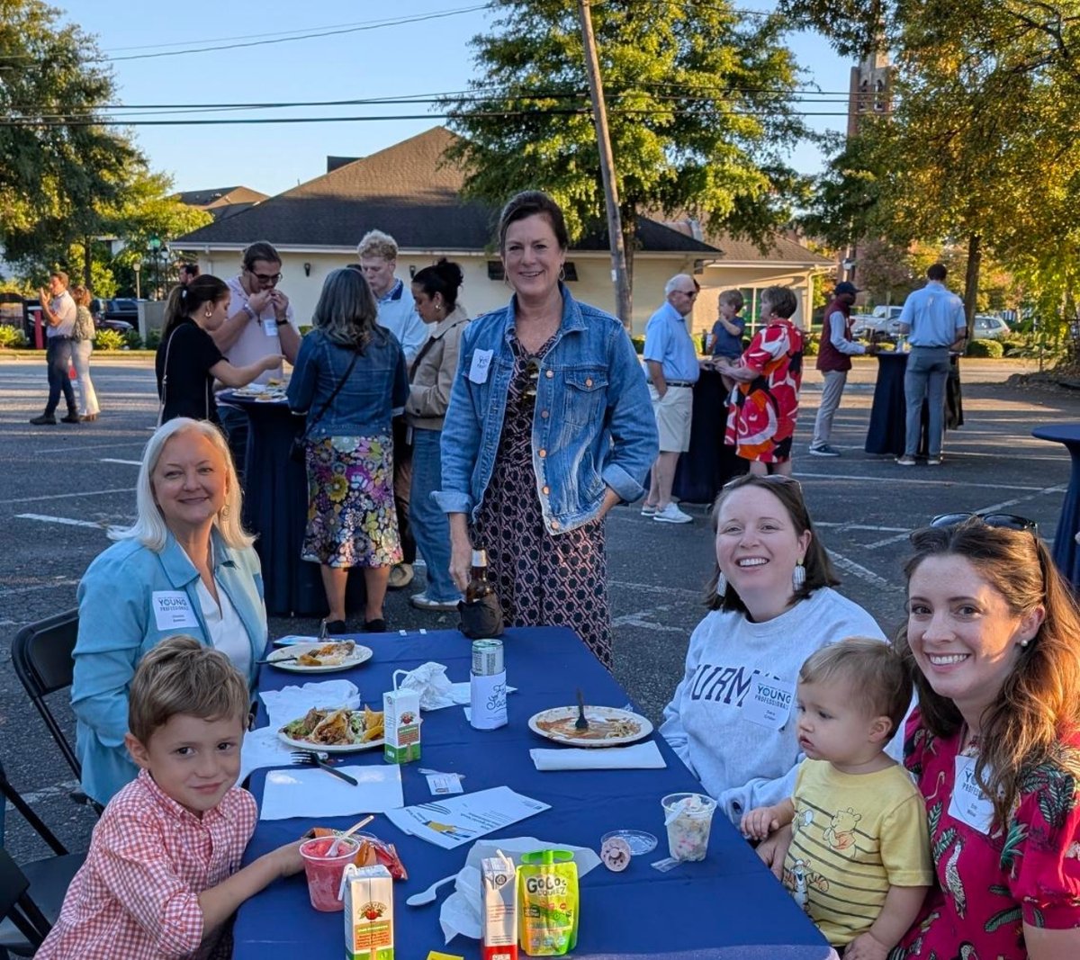 GlobalViewSC's tweet image. The Global View team had the privilege to sponsor and attend the 2025 Fall Social hosted by Meals on Wheels of Greenville.

We had a wonderful time celebrating the 57th anniversary of @MOWGVL with our families and friends.