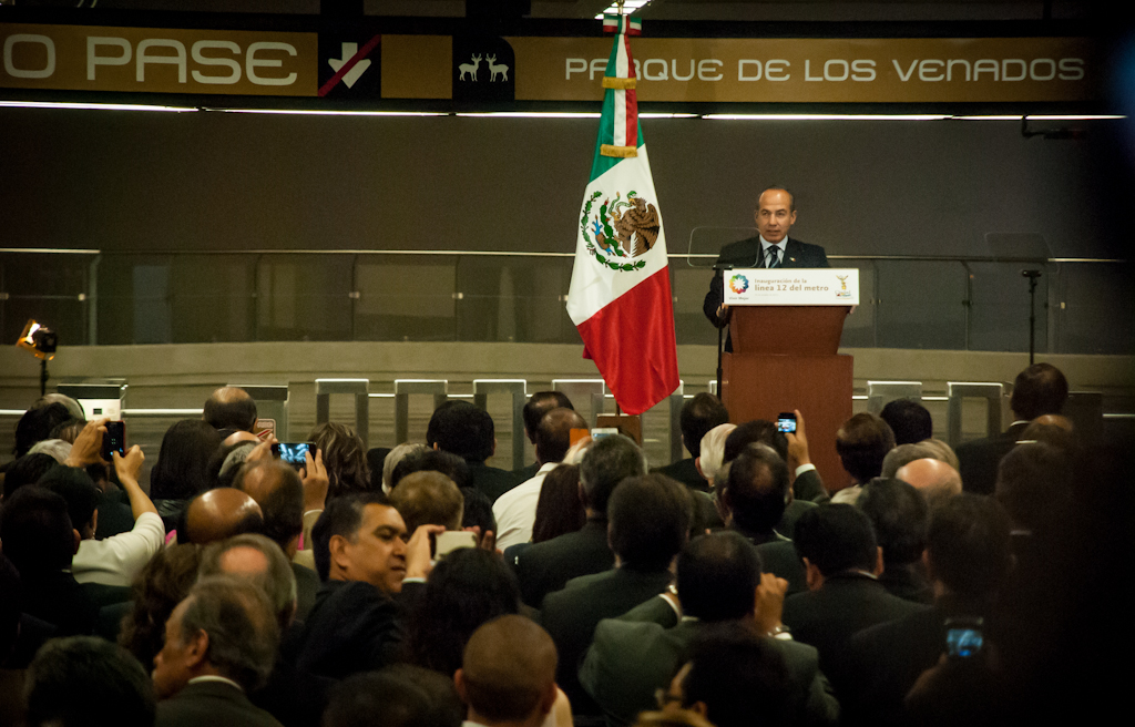 Excelente jueves!
Hace 13 años fue inaugurada la maltrecha #Línea12 del #MetroCDMX.
En la foto: el presidente Felipe Calderón Hinojosa ofreciendo un discurso durante la inauguración de la maltrecha Linea 12 en la estación #ParqueDeLosVenados el 30/Oct/2012