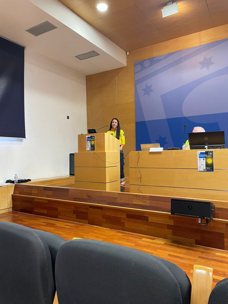 ☝🏽Avui participem a les "XIV Jornadas Municipales de Psicología de Emergencias", organitzades per <a href="/SAMUR_PC/">SAMUR-Protección Civil</a>, amb la participació de <a href="/H12Octubre/">Hospital Universitario 12 de Octubre</a>, #INEM. 

La Mireia Ortinez, psicòloga del SEM, ha destacat que  "la gestió de la incertesa i l'ambivalència que es produeixen en un cas