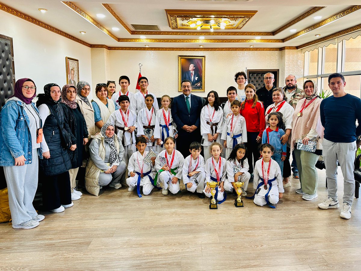 Balıkesir’de, Cumhuriyet Bayramı Etkinlikleri Kapsamında Cumhuriyet Kupası Karate İl Şampiyonasında Müsabakalara Katılarak Değişik Kategorilerde 25 Madalya Kazanan Sporcularımızı, Karate Antrenörü Esin Korkmaz ve Sporcularımızın Ailelerini Kaymakamlığımızda Misafir Ettik.