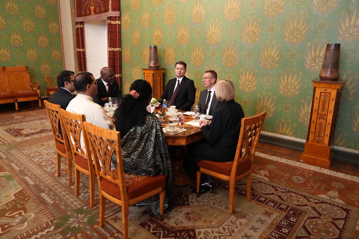 Today, the Ambassador of the Republic of Rwanda, H.E. <a href="/DushimimanaL/">Dushimimana Lambert</a>, presented his Letters of Credence to the President of the Republic of Latvia, H.E. <a href="/edgarsrinkevics/">Edgars Rinkēvičs</a>. The ceremony reaffirms the strong and growing partnership between 🇷🇼 and 🇱🇻.