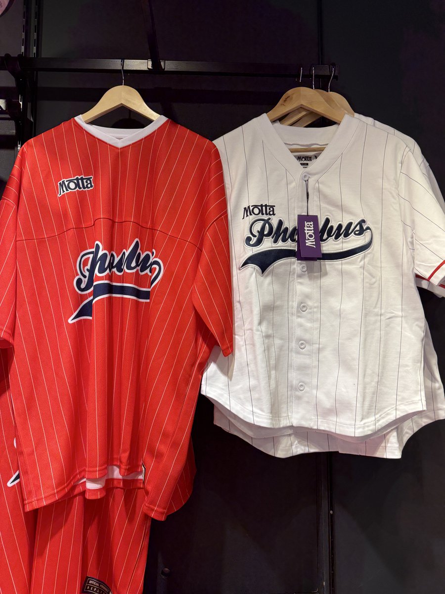 맞다 몹 신상 럭비티셔츠랑 베이스볼져지 실물 나름 괜찮음 럭비티셔츠는 치어 운니들이 입었는데 예뻤음!! 재질도 럭비티셔츠가 더 좋았어욤