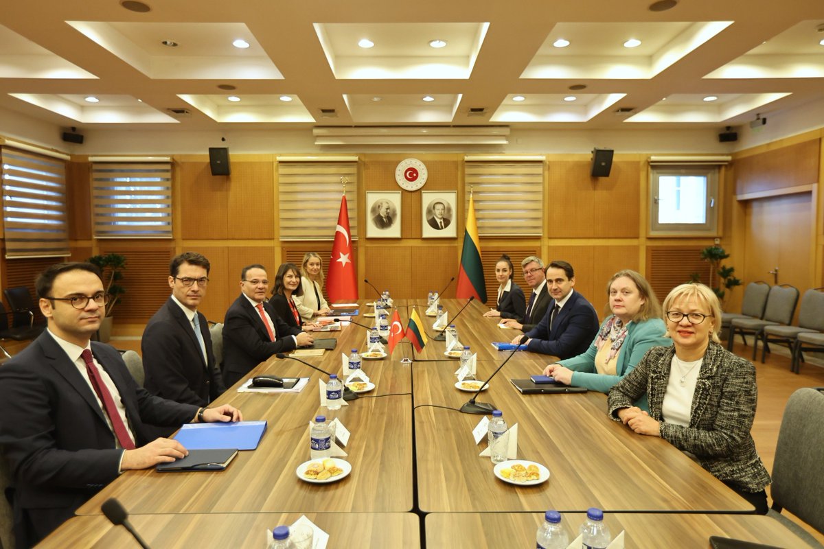 Türkiye-Litvanya siyasi istişareleri, Bakan Yardımcımız ve AB Başkanı Büyükelçi Mehmet Kemal Bozay ile Litvanya Dışişleri Bakan Yardımcısı Sigitas Mitkus eşbaşkanlığında Ankara’da gerçekleştirildi. 

İstişarelerde, ikili ilişkilerimiz, Türkiye-AB ilişkileri ve güncel bölgesel