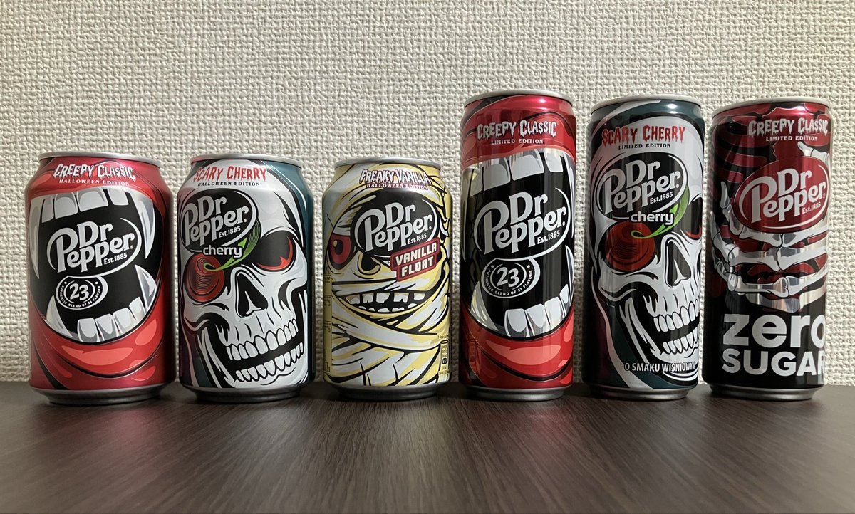 ハッピーハロウィン！🎃

＃ドクターペッパー をくれなきゃイタズラするぞ〜！！

と来られたとき用の ＃ドクペ ハロウィンエディション缶😨

全て330mlの缶ですが、左3本がドイツ製、右3本がポーランド製です。