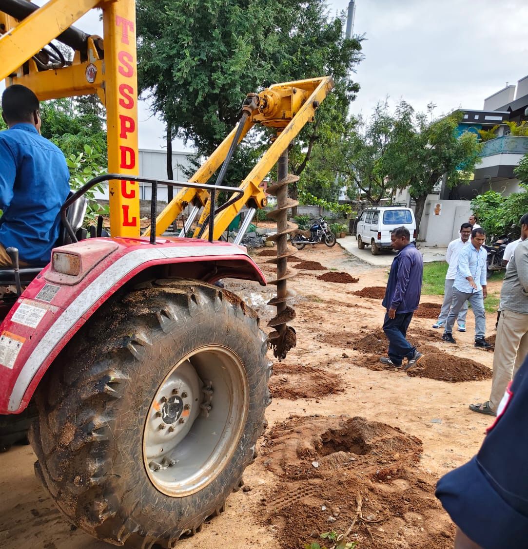 Comm_HYDRAA's tweet image. -- రూ. 111 కోట్ల విలువైన భూమిని కాపాడిన హైడ్రా
--1.28 ఎక‌రాల ప్ర‌భుత్వ భూమితో పాటు పార్కుకు  క‌బ్జాల నుంచి విముక్తి.

🔷రంగారెడ్డి జిల్లా రాజేంద్ర‌న‌గ‌ర్, బాలాపూర్ మండ‌లాల్లో 976 గ‌జాల పార్కుతో పాటు 1.28 ఎక‌రాల ప్ర‌భుత్వ భూమిని హైడ్రా గురువారం కాపాడింది. వీటి విలువ రూ. 111 కోట్ల…