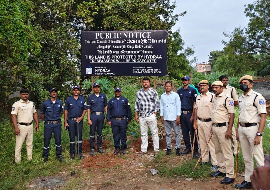 Comm_HYDRAA's tweet image. -- రూ. 111 కోట్ల విలువైన భూమిని కాపాడిన హైడ్రా
--1.28 ఎక‌రాల ప్ర‌భుత్వ భూమితో పాటు పార్కుకు  క‌బ్జాల నుంచి విముక్తి.

🔷రంగారెడ్డి జిల్లా రాజేంద్ర‌న‌గ‌ర్, బాలాపూర్ మండ‌లాల్లో 976 గ‌జాల పార్కుతో పాటు 1.28 ఎక‌రాల ప్ర‌భుత్వ భూమిని హైడ్రా గురువారం కాపాడింది. వీటి విలువ రూ. 111 కోట్ల…