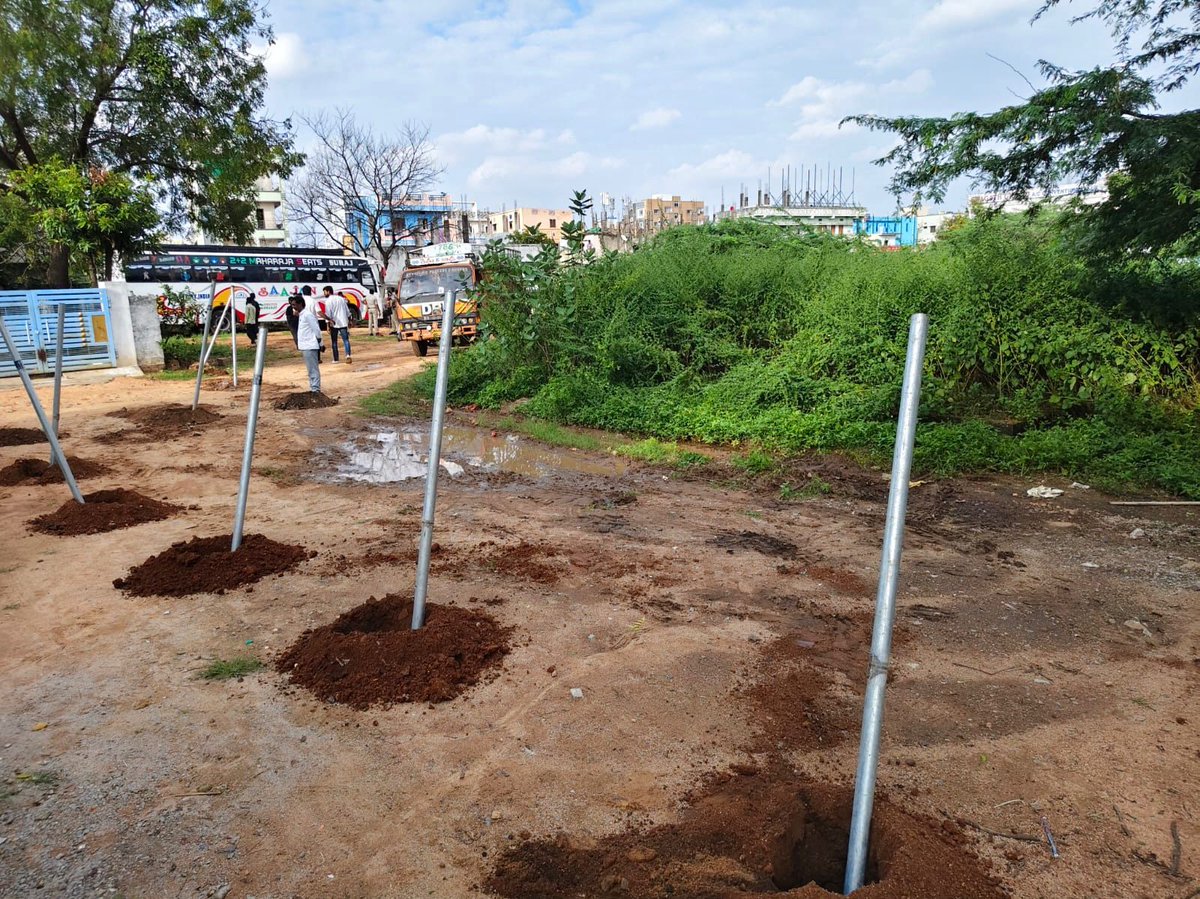 Comm_HYDRAA's tweet image. -- రూ. 111 కోట్ల విలువైన భూమిని కాపాడిన హైడ్రా
--1.28 ఎక‌రాల ప్ర‌భుత్వ భూమితో పాటు పార్కుకు  క‌బ్జాల నుంచి విముక్తి.

🔷రంగారెడ్డి జిల్లా రాజేంద్ర‌న‌గ‌ర్, బాలాపూర్ మండ‌లాల్లో 976 గ‌జాల పార్కుతో పాటు 1.28 ఎక‌రాల ప్ర‌భుత్వ భూమిని హైడ్రా గురువారం కాపాడింది. వీటి విలువ రూ. 111 కోట్ల…