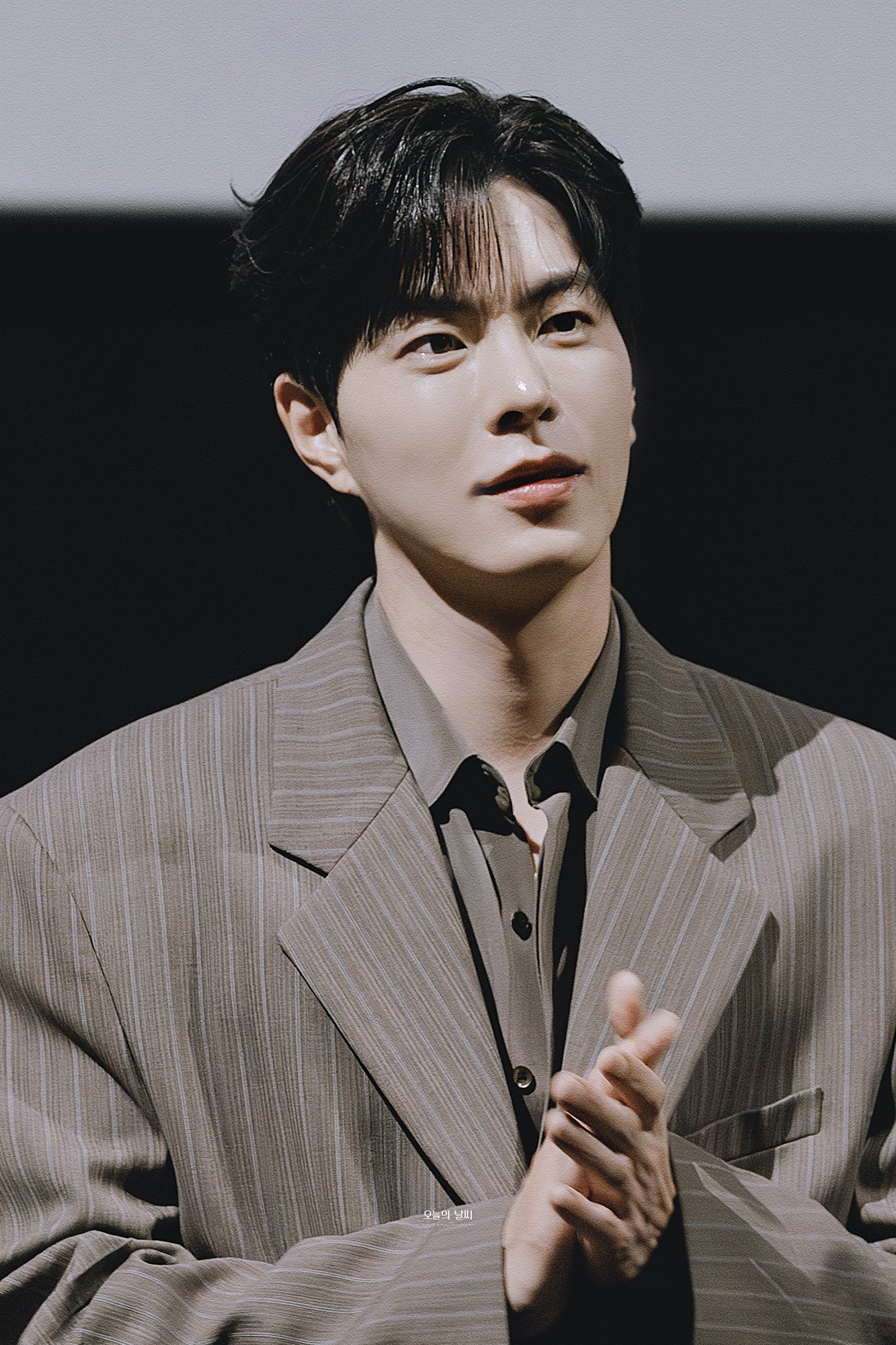 티빙 오리지널 드라마 《친애하는 X》 문도혁과 백아진, 검은 배경 앞에 나란히 선 두 사람의 스틸컷