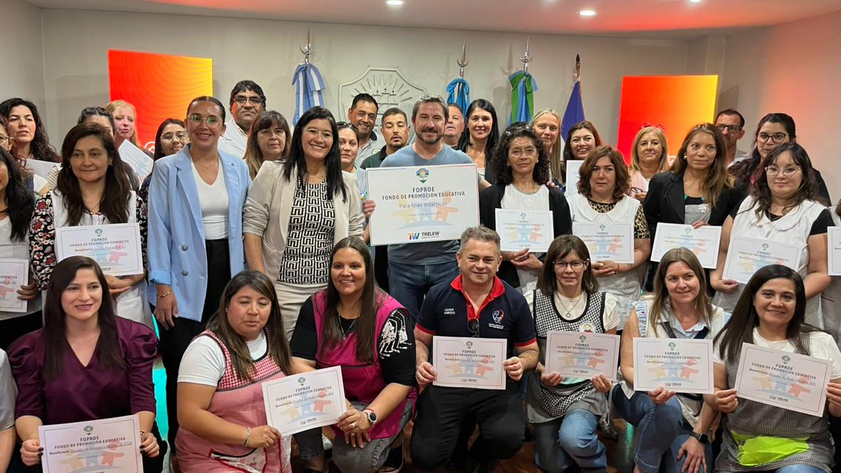 #Educación | 🏫 Los concejales <a href="/monaji_claudia/">Claudia Alejandra Monají</a>, <a href="/svpanellao/">Vanesa Panellao</a>, <a href="/baskovcmariabel/">Baskovc María Belén</a>, <a href="/claudiasolis66/">claudia</a> y <a href="/Leoferrelli84/">Leonardo Ferrelli</a> participaron de entrega de fondos FOPROE a escuelas de Trelew.

👉shorturl.at/A95Du