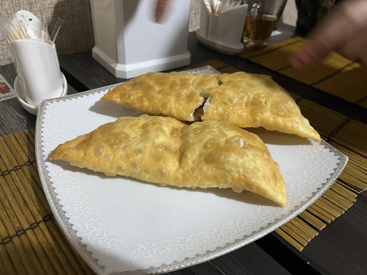 jetblack_aburi's tweet photo. 去年バトゥミにいたのでトビリシのローカル食堂の少なさ&amp;金額にヒィヒィ言いながら自炊してたんですけどバカうまトルクメニスタン🇹🇲料理発見。チェブレキ3ラリで肉汁ﾌﾞｼｬｰ(1枚目)、ラグマンの超濃厚野菜ダシ+クセのない🐏の旨み(2枚目)、肉ｺﾞﾛｯｺﾞﾛ入った���イ(3枚目)。外食難民に届け https://t.co/BrCXb7XNVh