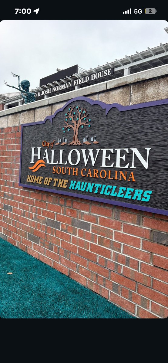 BarstoolCCU's tweet image. the grateful ducks were sick. but tonight  we get the
Haunticleers 😈 🦇 🎃 

how could you not love college football?