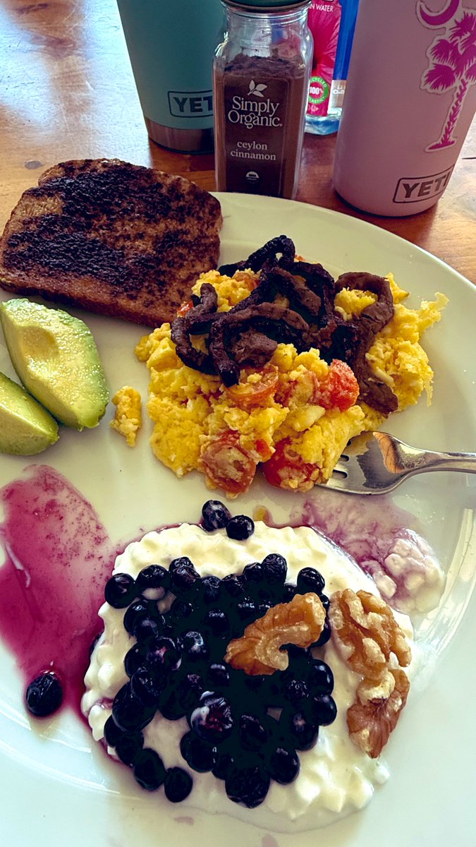 pinksaltarmy's tweet image. Minor emergency on the farm earlier. I missed breakfast so brunch it is.