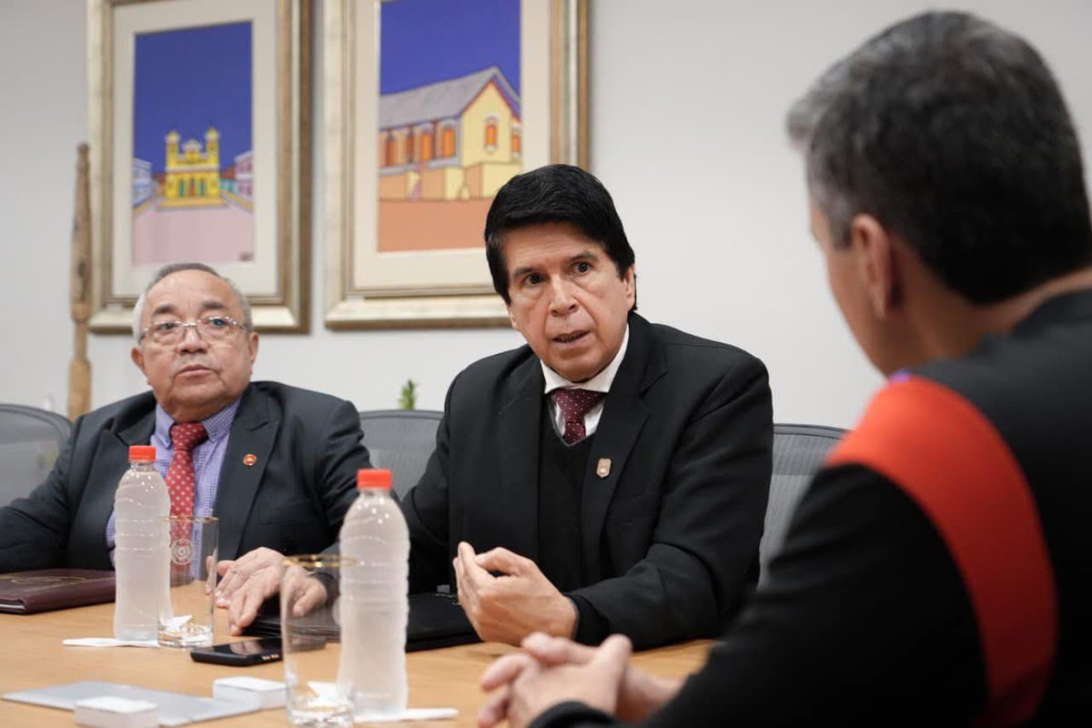 Rector de la UNI y Presidente de la AUPP en reunión clave con el Presidente de la República
uni.edu.py/rector-de-la-u…|