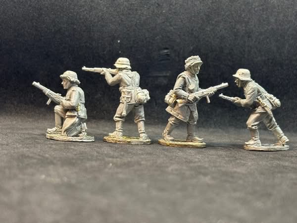 PaulHic80466580's tweet image. The Hickstarter is continuing to be a great success! I thought I’d add some pictures of actual combatants at Arnhem and the figures they inspired. We’re committed to make this range as authentic as the Arnhem Heroes range.   

empressminiatures.com/kampgruppe-arn…
#chainofcommand #bolatction