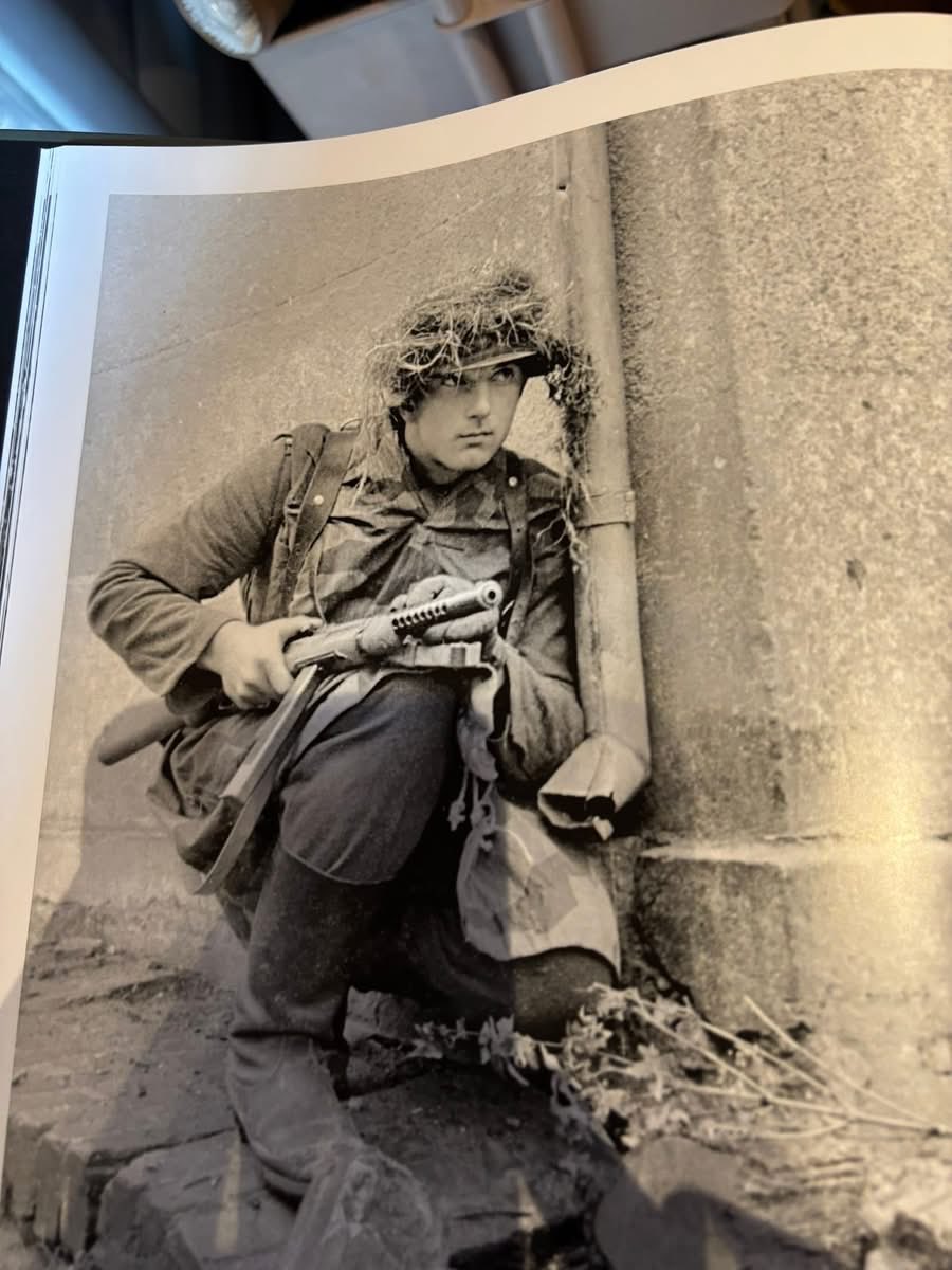 PaulHic80466580's tweet image. The Hickstarter is continuing to be a great success! I thought I’d add some pictures of actual combatants at Arnhem and the figures they inspired. We’re committed to make this range as authentic as the Arnhem Heroes range.   

empressminiatures.com/kampgruppe-arn…
#chainofcommand #bolatction