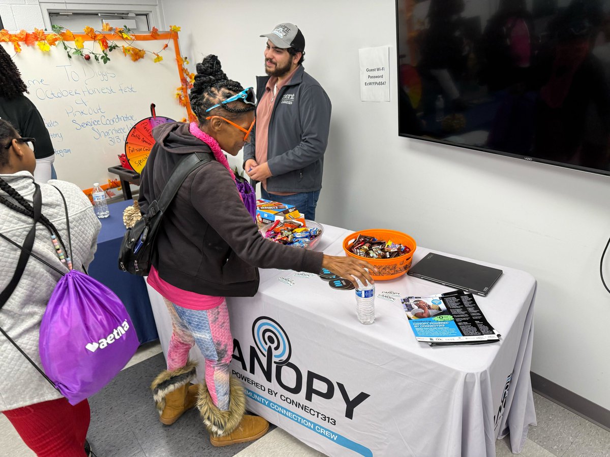 meritnetwork's tweet image. Our Moonshot team joined the DHC community to share info about our Canopy 313 partnership—bringing residents three years of FREE internet access through DigitalC.

Special thanks to Pizza Cat Oak Park!

#MichiganMoonshot #Canopy313 #CommunityConnectivity #DetroitHousing