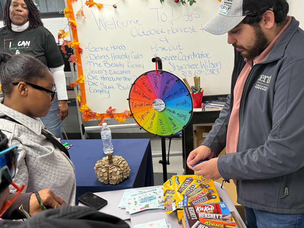 meritnetwork's tweet image. Our Moonshot team joined the DHC community to share info about our Canopy 313 partnership—bringing residents three years of FREE internet access through DigitalC.

Special thanks to Pizza Cat Oak Park!

#MichiganMoonshot #Canopy313 #CommunityConnectivity #DetroitHousing