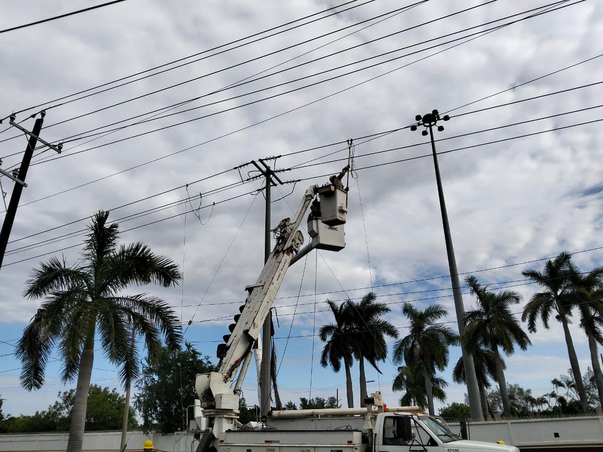 CFEmx's tweet photo. #CFEInforma | El servicio eléctrico fue restablecido al 100% a los usuarios afectados por el paso del frente frío 11 en Veracruz y Tamaulipas.

👉 85,107 usuarios afectados ya cuentan nuevamente con energía eléctrica gracias al trabajo de 177 electricistas, 38 grúas y 46 vehículos desplegados.