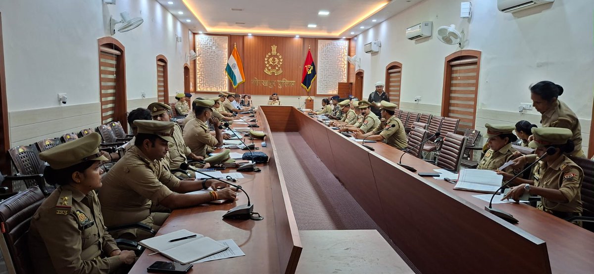 gorakhpurpolice's tweet photo. #gorakhpurpolice 

#sspgorakhpur के निर्देशन में #spcrime की अध्यक्षता में SJPU &amp; AHT की मासिक समीक्षा बैठक रिजर्व पु0ला0गो0 में की गयी, जिसमें बाल अपराध, मानव तस्करी, बाल श्रम व POCSO मामलों की समीक्षा कर संबंधित अधिकारियों को कार्रवाई के निर्देश दिए गए ।

#UPPolice https://t.co/173UwiaSxA