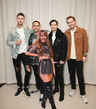 LxsRushers's tweet photo. ATENCIÓN🗣🗣🗣
Iniciamos nuestro primer STREAM X STREAM entre BTR X ELAINE, ahorita mismo publicaremos los enlaces para Stationhead y la playlist para Spotify, DISFRUTENLO A LO GRANDE!❤️🩷 https://t.co/xPGuhIIsod