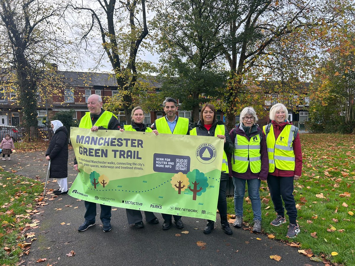 MCRparks_'s tweet photo. Fabulous morning in Chapel Street Park celebrating new Green Trails that connect our cities beautiful green spaces and waterways! 🥾🍂💚

Find out more and discover green trails here: https://t.co/IAKIqdY9Uw

@AnnIgbon @hacking4chorltz @basat_m @Dzidra78 https://t.co/HK1zDV7URW