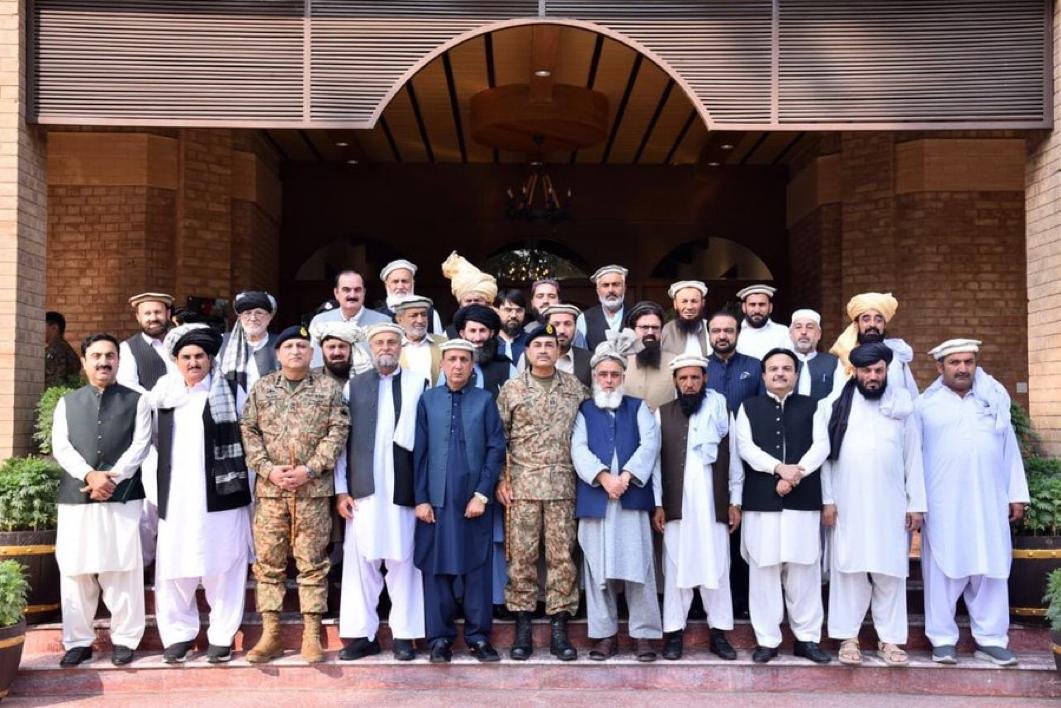 یہ پچیس لوگ پختونخواہ کے نمائندے نہیں ہیں۔ پختونخواہ کا نمائندہ سہیل خان آفریدی ہے۔ اس کے پاس تین چوتھائی اکثریت ہے۔ اتفاق رائے بھی اسی سے کرنا ہوگا اور لائحہ عمل بھی اسی کے ساتھ طے کرنا ہوگا۔