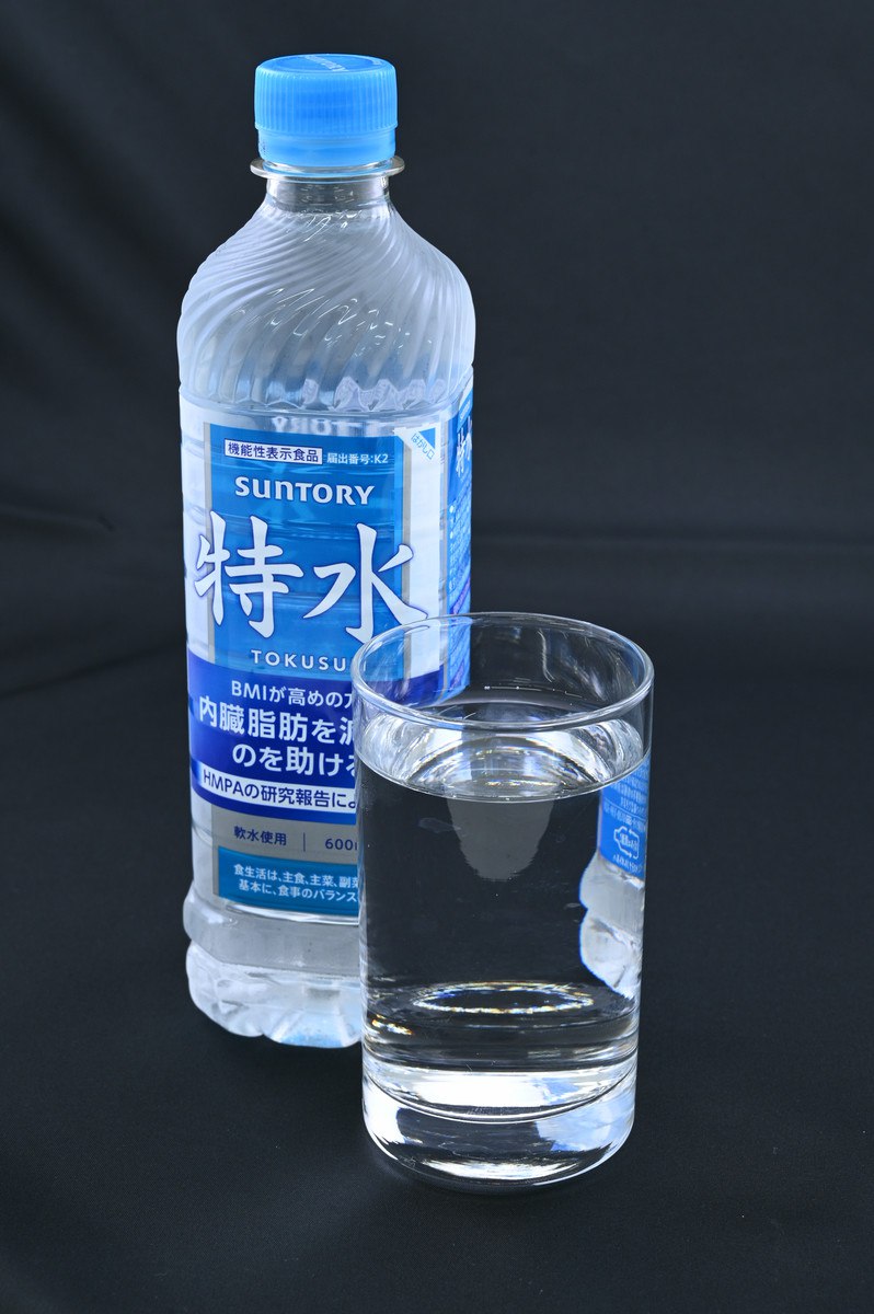 The Japanese have created "Ozempic mineral water." Suntory's Tokusui water was created specifically for sedentary workers. It contains no calories or sugar—only rice bran extract, which boosts metabolism and improves fat absorption.