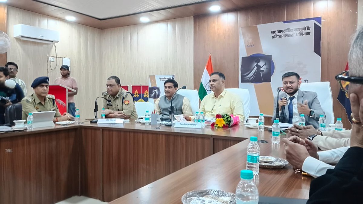 NCIBOFFICERUP's tweet photo. आज पुलिस लाइन्स सभागार में नये भारतीय न्याय संहिता पर आयोजित संगोष्ठी में शामिल हुआ
न्यायमूर्ति अभिषेक सिंह, जिलाधिकारी पवन कुमार सिंह व वरिष्ठ पुलिस अधीक्षक सोमेन वर्मा जी ने कानून के बदलावों पर मार्गदर्शन दिए@112UttarPradesh @mirzapurpolice
#BNS #LawAwareness #IndianJusticeCode https://t.co/GVze0ERTq1