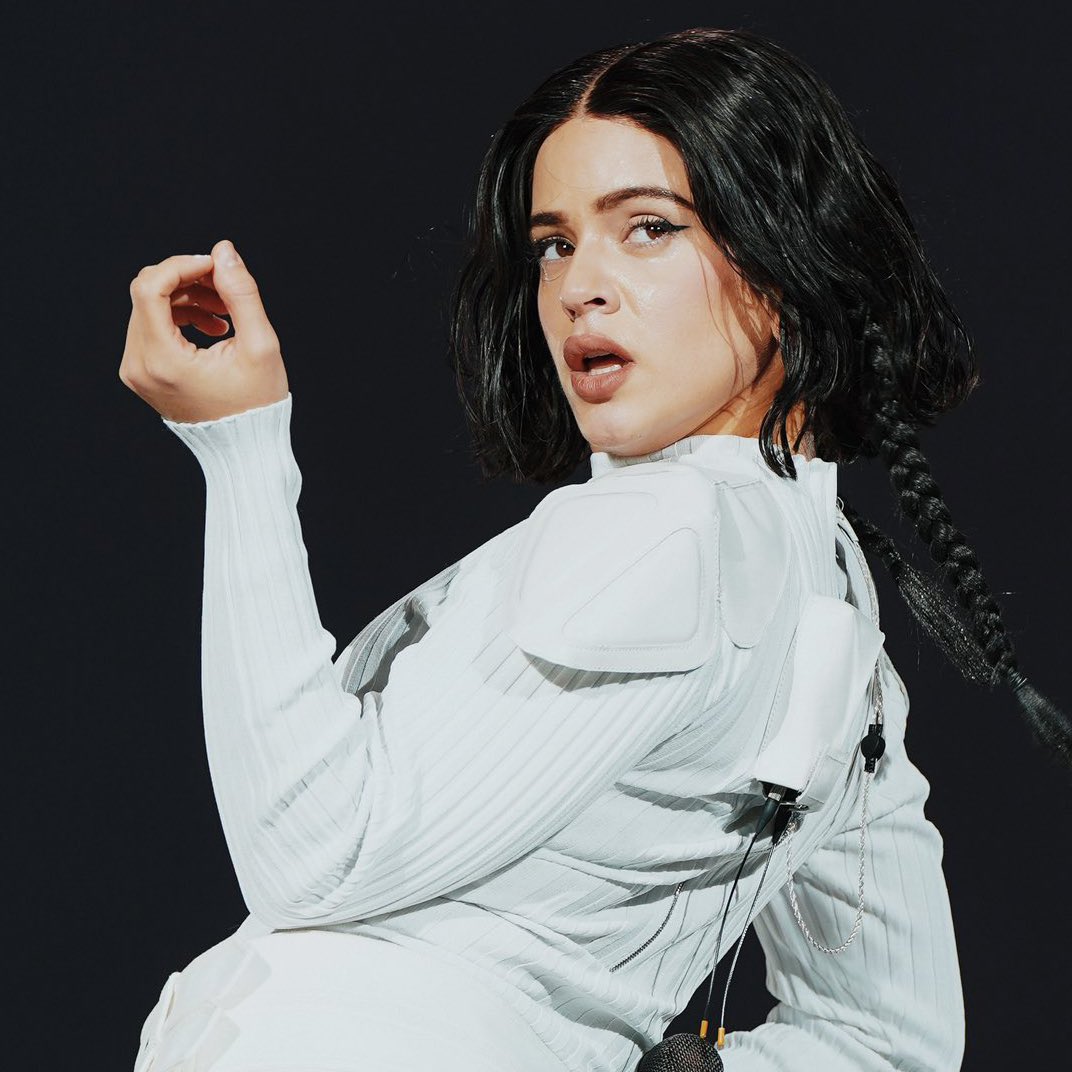 updatecharts's tweet image. ROSALÍA revela que turnê do “LUX” será maximalista e brutalista, o oposto da “MOTOMAMI TOUR”.